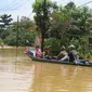 Petugas SAR membantu mengevakuasi warga korban banjir di Kabupaten Bandung. (Basarnas)