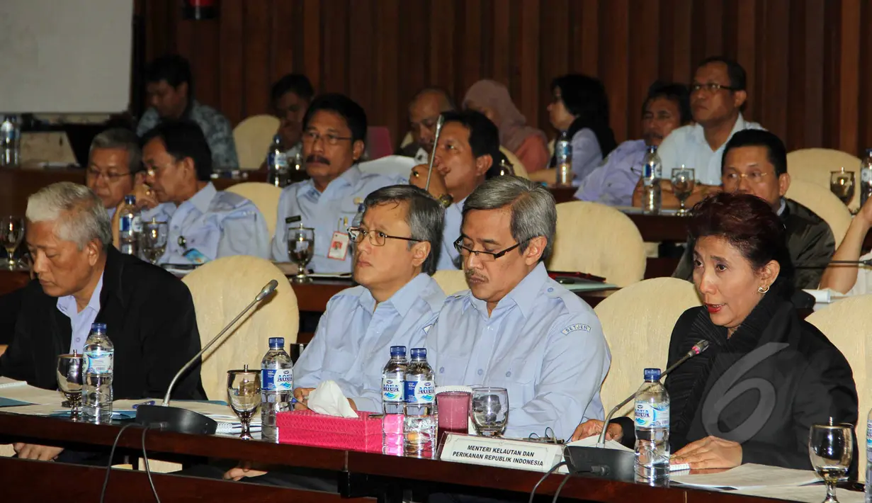 Menteri Kelautan dan Perikanan (KKP) Susi Pudjiastuti (kanan) menghadiri rapat kerja dengan Komisi IV DPR di Komplek Parlemen, Jakarta, Rabu (1/4). Raker tersebut membahas pelaksanaan kegiatan KKP tahun anggaran 2015. (Liputan6.com/Helmi Afandi)