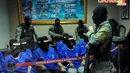 Berbekal senjata laras panjang, petugas mengawasi gerak-gerik para tersangka (Liputan6.com/Faisal R Syam)