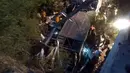 Petugas menggunakan alat berat mengevakuasi bus yang jatuh dari sebuah jembatan di utara Provinsi Salta, Argentina, Senin (14/12). Sedikitnya 42 polisi tewas dan lainnya terluka ketika bus yang ditumpangi menabrak jembatan dan terjun ke jurang (AFP Photo)