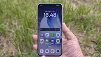 Tampak depan Oppo Reno13 5G. (Liputan6.com/ Yuslianson)