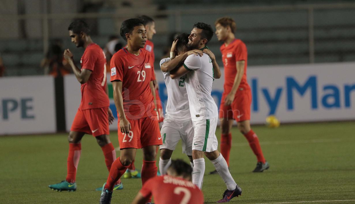 Andik Vermansyah dan Stefano Lilipaly saat merayakan kemenangan ditengah kesedihan pemain Singapura di Rizal Memorial Stadium. (Bola.com/Nicklas Hanoatubun)