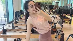 Sempat menjalani program diet, Salmafina berhasil turunkan belasan kilogram. Olahraga senam yang memiliki gerakan seperti yoga ini rupanya telah cukup lama dilakukan oleh mantan istri Taqy Malik ini. Tak heran jika ia tampak makin langsing. (Liputan6.com/IG/@salmafinasunan)