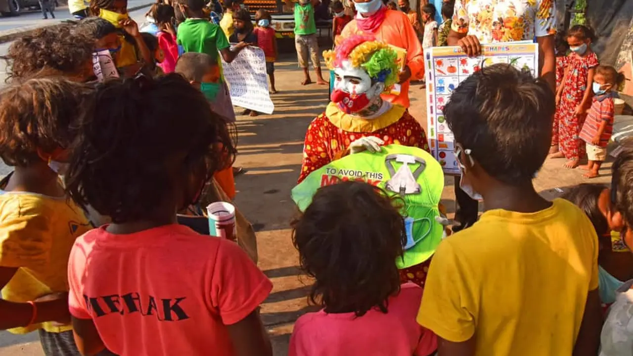 Kisah pria India berkostum unik selama mengampanyekan bahaya COVID-19 sekaligus beri masker.