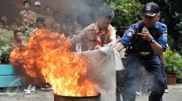 Dinas Pemadam Kebakaran (Damkar) menggelar pelatihan singkat mengatasi kebakaran di SMPN 43, Jakarta, Rabu (14/9). Pelatihan ini bertujuan agar para siswa mengetahui apa saja yang harus dilakukan bila terjadi kebakaran. (Liputan6.com/Yoppy Renato)