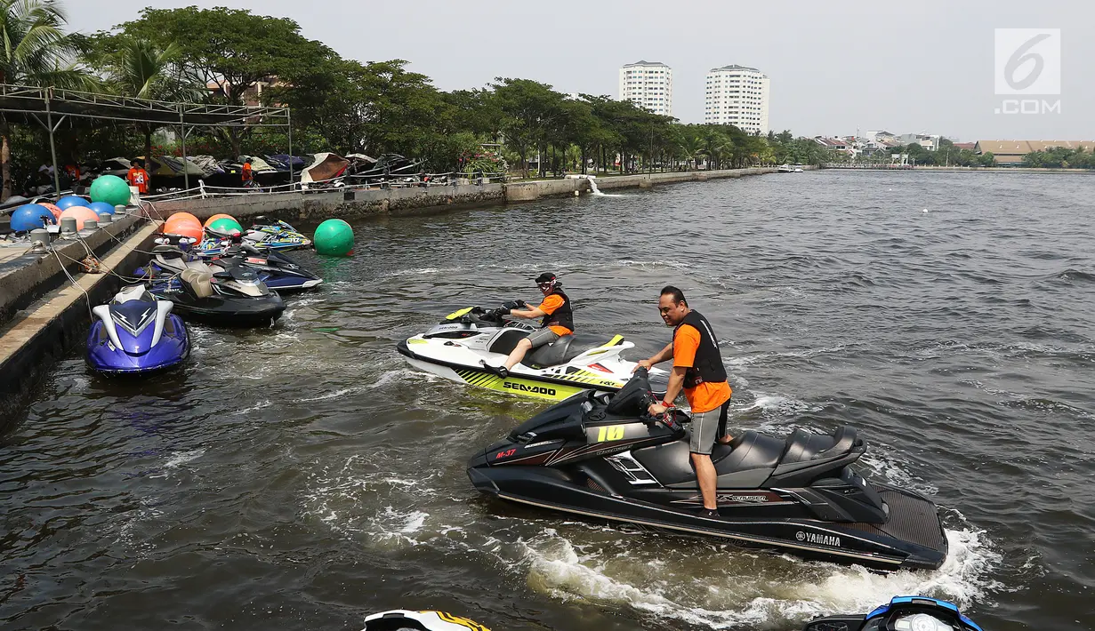 Wakapolri Komjen Pol Syaffrudin usai bermain jetski dalam acara Bhayangkara Cup Jetski Round 1 di Pantai Mutiara Pluit, Jakarta, Minggu (22/07). Kejuaraan ini untuk menjaring bibit muda jelang Sea Games di Jakarta. (Liputan6.com/Fery Pradolo)