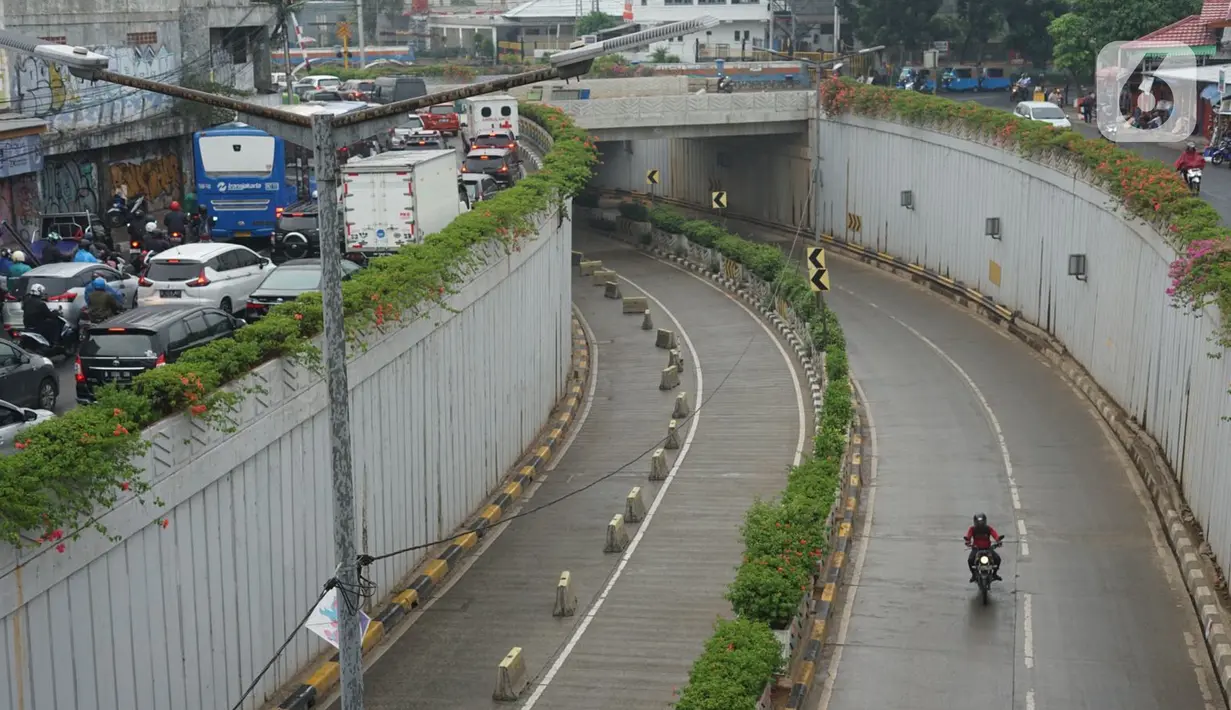 Suasana jalur terowongan atau lintas bawah Senen yang ditutup sementara di Jakarta, Senin (4/5/2020). Penutupan terowongan dari arah Cempaka Putih menuju ke Monas tersebut dilakukan selama 10 hari karena adanya proyek pengerjaan Underpass Senen Extension. (Liputan6.com/Immanuel Antonius)