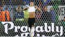 Pemain Jerman, Mesut Ozil tampak kecewa usai gagal mencetak gol lewat penalti ke gawang Italia  pada laga perempat final Piala Eropa 2016 di Stadion Matmut Atlantique, Bordeaux, Minggu (3/7/2016) dini hari WIB. (REUTERS/Kai Pfaffenbach)