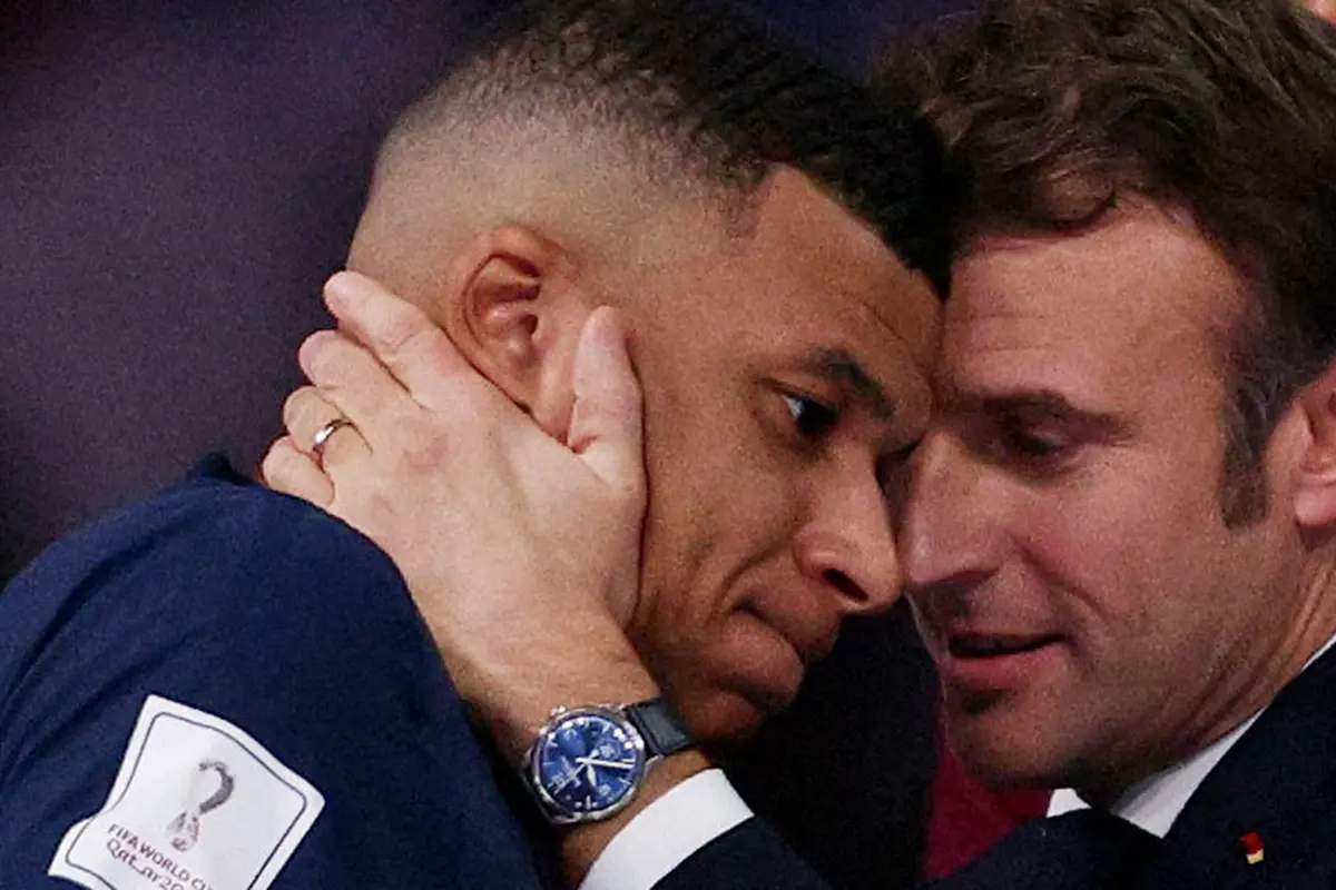 Foto: Momen Presiden Prancis Tenangkan Kylian Mbappe