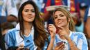 Dua suporter cantik saat menyaksikan laga Timnas Argentina melawan Chile pada Copa America Centenario 2016 di Levi's Stadium, California, AS (7/6). Argentina menang atas Chile dengan skor 2-1. (AFP PHOTO/JOSH Edelson)