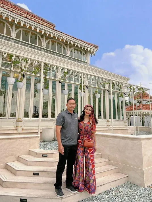 Lagi-lagi Diah Permatasari tampil modis dengan jumpsuit etnik. [@dps_diahpermatasari]