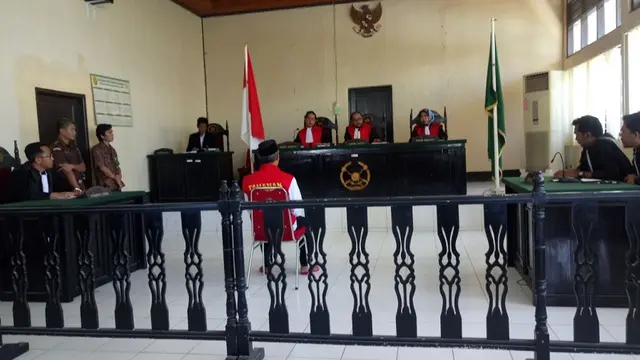 Tiga Petani Kabupaten Soppeng, Sulsel Terharu Setelah Divonis Bebas Hakim Dalam Perkara Dugaan Pidana Pengrusakan Kawasan Hutan (Liputan6.com/ Eka Hakim)