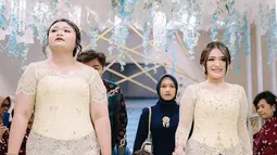 Mantan istri komedian Sule ini menggandeng Adzam yang tampil menggemaskan dengan setelan jas kuning. Warna kuning lembut yang dipilih Nathalie memberikan kesan ceria namun tetap berkelas, seolah menggambarkan suasana bahagia dalam acara pernikahan tersebut. Sepatu hak tinggi berwarna nude juga menyempurnakan gaya keseluruhannya. (Liputan6.com/IG/@nadyaholscher)