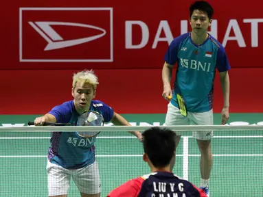 Pebulu tangkis ganda putra Indonesia Kevin Sanjaya/Marcus Gideon saat melawan pebulu tangkis ganda putra China Liu Yu Chen/Ou Xuan Yi pada babak 16 besar turnamen Daihatsu Indonesia Masters 2023 di Istora Senayan, Jakarta, Kamis (26/1/2023). The Minions gagal lolos ke babak selanjutnya karena memutuskan untuk mundur atau retired pada set ketiga akibat cedera yang dialami Marcus Gideon saat ganda China unggul dengan skor 19 - 21, 21-8, dan 11-6. (Liputa6.com/Herman Zakharia)