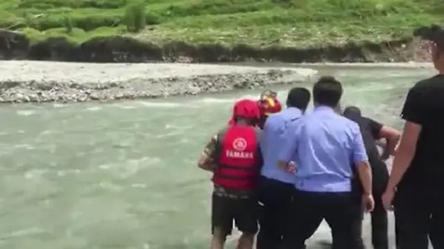 Niat Mau Cuci Mobil Murah, Land Rover Pria Ini Malah Terjebak di Sungai