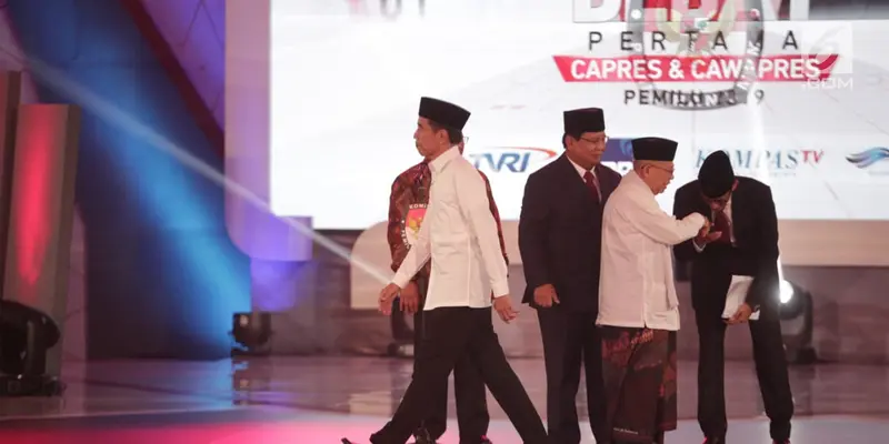 Debat Perdana Capres 2019, Sandiaga Uno Cium Tangan Ma'ruf Amin