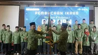 Penyerahan bendera oleh H. Abdul Kholik kepada Ketua Umum DPP HPN Dede Supriyadi Arief (Liputan6.com/Istimewa)