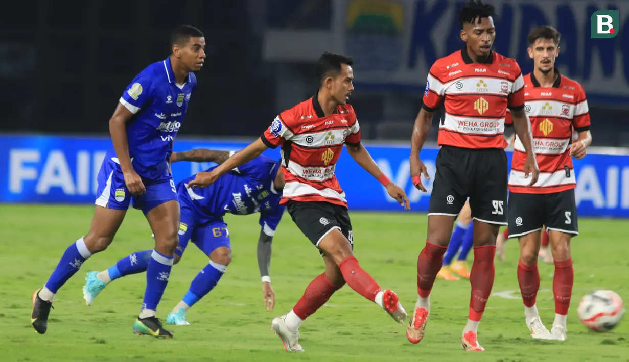 Pemain Madura United menguasai bola saat melawan Persib Bandung pada laga pekan ke-23 BRI Super League 2025/2026 di Stadion Gelora Bandung Lautan Api (GBLA), Kota Bandung, Kamis (26/2/2026) malam WIB. (Bola.com/Erwin Snaz)