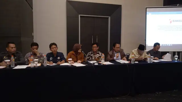 Komisioner Bawaslu Jabar tengah memaparkan temuannya kepada Media di Garut, Senin (18/3/2019) malam.