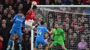 Lini belakang MU pun tak mau kalah, Rapahael Varane juga berusaha mengancam gawang lawan dari sepakan pojok. (AFP/Paul Ellis)