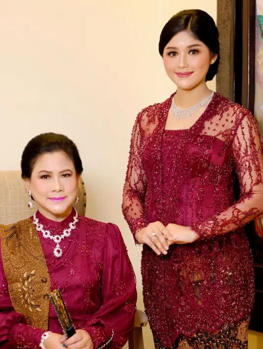 Lihat di sini gaya mirip antara Iriana Jokowi dan Erina Gudono saat pakai kebaya bernuansa merah anggur. Berpose berdampingan, beda gaya kebaya yang dikenakan keduanya hanya pada desain kebaya Iriana yang memiliki kerah tinggi. [Foto: Instagram/erinagudono]