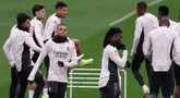 Kylian Mbappe (kelima kiri) berbareng sejumlah pemain Real Madrid melakukan latihan menjelang pertandingan babak 16 besar Liga Champions 2024/2025 melawan Atletico Madrid di Real Madrid Sports City, Valdebebas, Spanyol, Senin (03/03/2025) waktu setempat. (AFP/Thomas Coex)