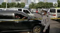 Polisi memeriksa kendaraan travel gelap yang disita jajaran Direktorat Lalu Lintas Polda Metro Jaya, Jakarta, Kamis (29/4/2021). Sebanyak 115 kendaraan travel gelap diamankan karena diduga kuat mengangkut pemudik di tengah masa pengetatan larangan mudik 2021. (Liputan6.com/Faizal Fanani)
