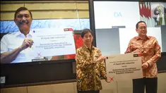 Menko Bidang Kemaritiman dan Investasi Luhut Binsar Pandjaitan, Presdir PT Bank DBS Indonesia Paulus Sutisna, Director of Institutional Banking Group Kunardy Lie dan Kepala BNPB Doni Monardo memberikan donasi peralatan medis dan paket sembako di Jakarta Kamis (14/5/2020).(Liputan6.com/Fery Pradolo)