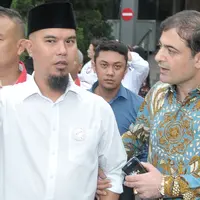 Ahmad Dhani usai mendatangi Polda Metro Jaya, Jakarta, Rabu (9/11). Ahmad Dhani melaporkan balik pihak yang menuduhnya menghina Presiden Joko Widodo. (Liputan6.com/Yoppy Renato)