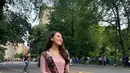 Menjadi pendamping wisuda sang kakak, Zahwa Massaid, Aaliyah menawan dibalut kebaya klasik berwarna pink, dipadukannya dengan kain batik cokelat gelap sebagai rok dan selendang. [Instagram/aaliyah.massaid]