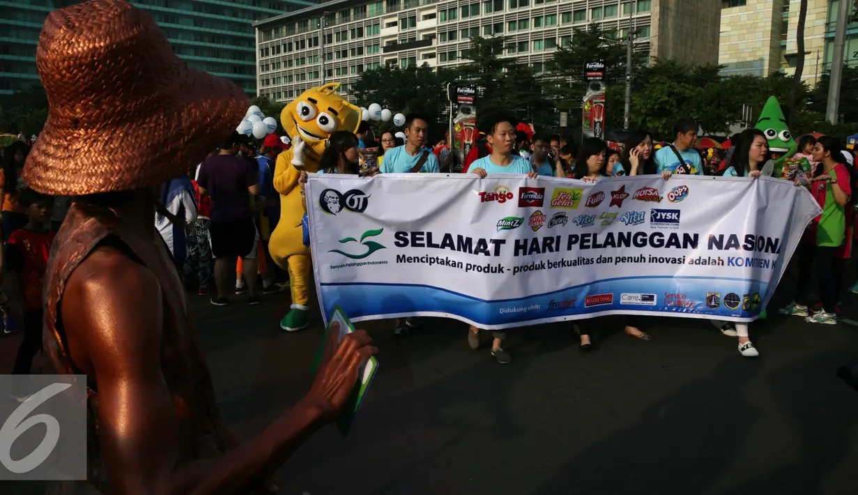 Parade Hari Pelanggan Nasional (Harpelnas) 2016 di Kawasan Bundaran Hotel Indonesia, Jakarta, Minggu (4/9). Kegiatan tersebut sebagai bentuk kepedulian bersama kepada pelanggan. (Liputan6.com/Johan Tallo)