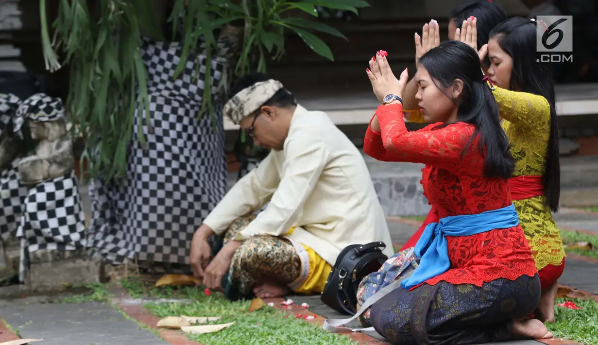 Umat Hindu melakukan sembahyang Hari Raya Nyepi di Pura Aditya Jaya, Jakarta, Kamis (7/3). Hari Raya Nyepi merupakan perayaan Tahun Baru Hindu berdasarkan penanggalan/kalender caka, yang dimulai sejak tahun 78 Masehi. (Liputan6.com/Helmi Fithriansyah)