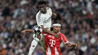 Pemain Real Madrid Aurelien Tchouameni (atas) dan pemain Bayern Munchen Serge Gnabry berebut bola pada laga leg pertama perempat final Liga Champions antara Real Madrid vs Bayern Munchen di Madrid, Spanyol, Selasa, 7 April 2026. (AP Photo/Bernat Armangue)