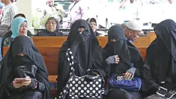 Istri komedian Caisar, Indadari (kedua kiri) bersiap menjalani sidang mediasi di Pengadilan Agama Depok, Jawa Barat, Selasa (31/10). Sidang Cerai Indadari dengan Caisar dengan putusan mediasi yang tidak dihadiri Caisar. (Liputan6.com/Herman Zakharia)