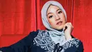 Model hijab Natasha Rizky yang satu ini dibuat ramping di bagian leher. Sehingga membuat wajahnya terkesan lebih kecil dan tirus. (Instagram/natasharizkynew)