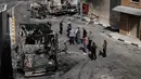 Serangan ini menjadi bagian dari gelombang kekerasan terbaru yang dilakukan oleh kelompok pemukim muda di kawasan tersebut. Tampak dalam foto, warga Palestina dan jurnalis memeriksa kerusakan di kawasan industri setelah serangan yang dilakukan oleh pemukim Israel pada hari sebelumnya di desa Beit Lid, dekat Tulkarm, di Tepi Barat, Rabu 12 November 2025. (AP Photo/Majdi Mohammed)