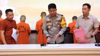 Kapolres Sukabumi AKBP Dr Samian saat konferensi pengungkapan kasus pencabulan, diantaranya guru ngaji cabuli santriwati, Jumat (14/2/2025), (Liputan6.com/Fira Syahrin).