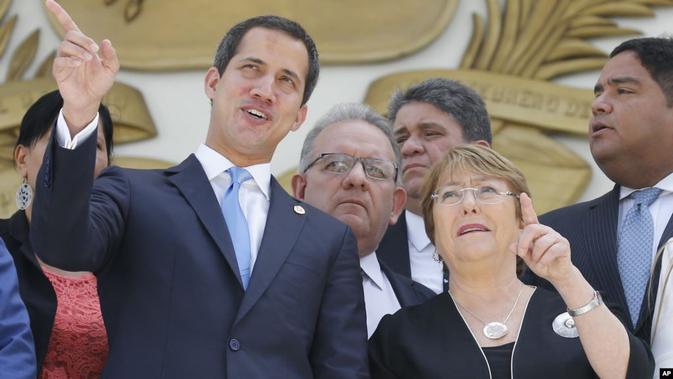 Pemimpin oposisi Venezuela Juan Guaido (kiri) bersama Komisaris Tinggi PBB untuk HAM Michelle Bachelet di Caracas (AP)