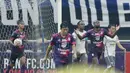 <p>Pemain RANS Nusantara FC, Yanis Mbombo Lokwa (kedua kanan) melakukan selebrasi usi mencetak gol ke gawang Persib Bandung pada laga pekan ke-25 BRI Liga 1 2022/2023 di Stadion Pakansari, Bogor, Minggu (19/2/2023). (Bola.com/M Iqbal Ichsan)</p>