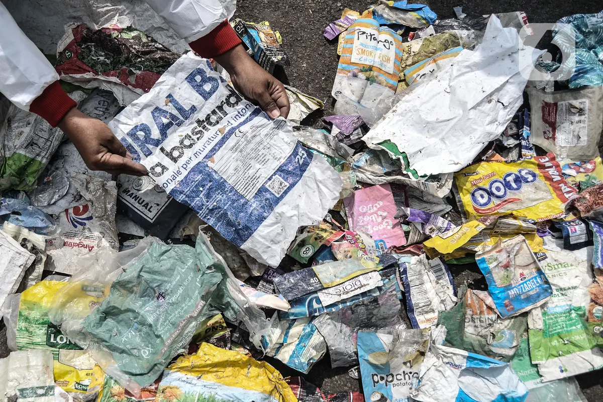 FOTO: Sampah Impor Bunuh Sungai Pulau Jawa
