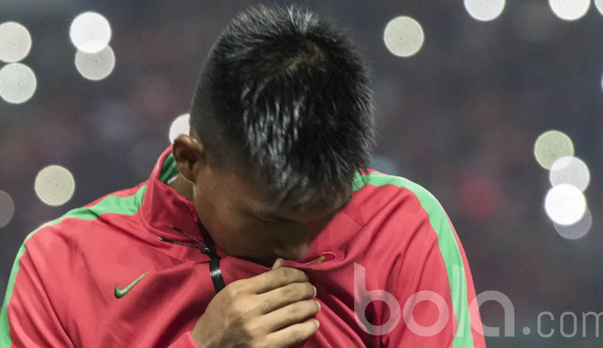 Striker Timnas Indonesia, Nur Hardianto, mencium lambang garuda usai menyanyikan lagu Indonesia Raya sebelum uji coba melawan Persija. Hal sederhana, namun memberikan kebanggaan akan nasionalisme Garuda Muda. (Bola.com/Vitalis Yogi Trisna)