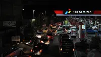Suasana ratusan kendaraan mengantre panjang saat akan mengisi bahan bakar di SPBU Kuningan, Jakarta, Senin (17/11) malam. (Liputan6.com/Miftahul Hayat)