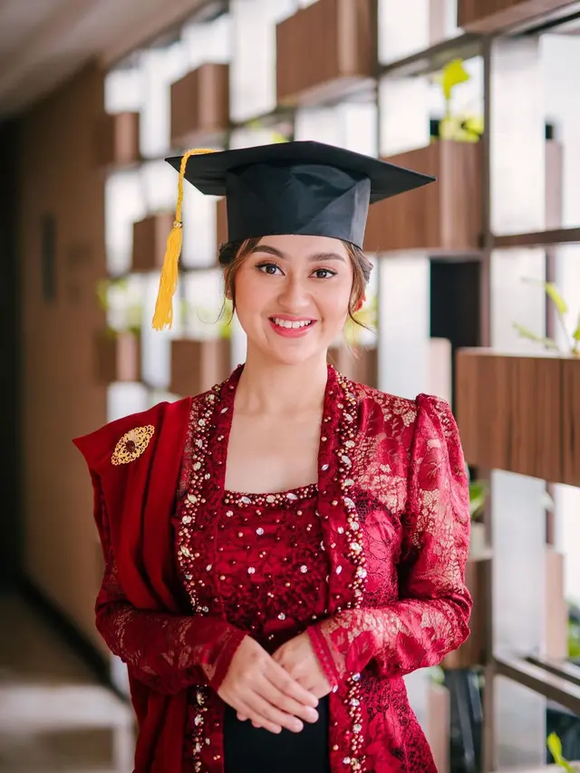 7 Momen Wisuda Memes Prameswari, Raih Gelar Magister dengan Predikat Cumlaude
