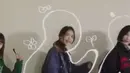 Ia tampil dengan jaket denim oversize dipadukan mini skirt pleated. Serta mengenakan kaos kaki panjang hitam dipadukan sneakers Converse hitam. . [Dok. YouTube SM Entertainment]
