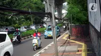 Instalasi kabel yang semrawut terlihat di Jalan Kyai Maja, Kebayoran Baru, Jakarta Selatan, Rabu (11/11/2020). Kurangnya penataan menjadi penyebab instalasi kabel di Ibu Kota kian semrawut sehingga mengganggu kenyamanan serta keselamatan warga. (Liputan6.com/Immanuel Antonius)