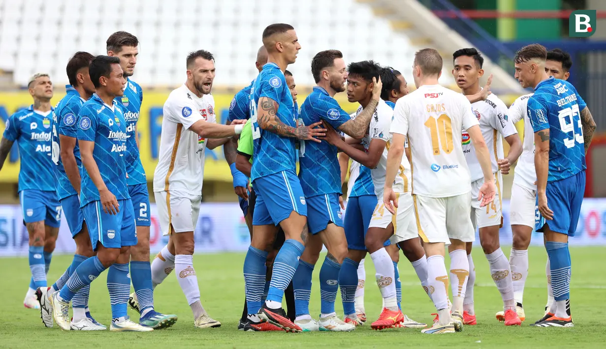 Pemain Persib Bandung bersitegang dengan pemain Persija Jakarta pada laga pekan ke-28 Liga 1 2023/2024 di Stadion Si Jalak Harupat, Bandung, Sabtu (9/3/2024). (Bola.com/M Iqbal Ichsan)