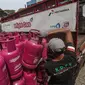 Pekerja menata tabung gas elpiji di salah satu agen di Rawasari, Jakarta, Selasa (12/7/2022). Ditengah kenaikan harga gas LPG nonsubsidi seperti Bright Gas dan tabung elpiji 12 kg, Manajemen PT Pertamina Patra Niaga memastikan harga untuk LPG subsidi 3 kg tidak mengalami kenaikan atau tetap. (Liputan6.com/Faizal Fanani)