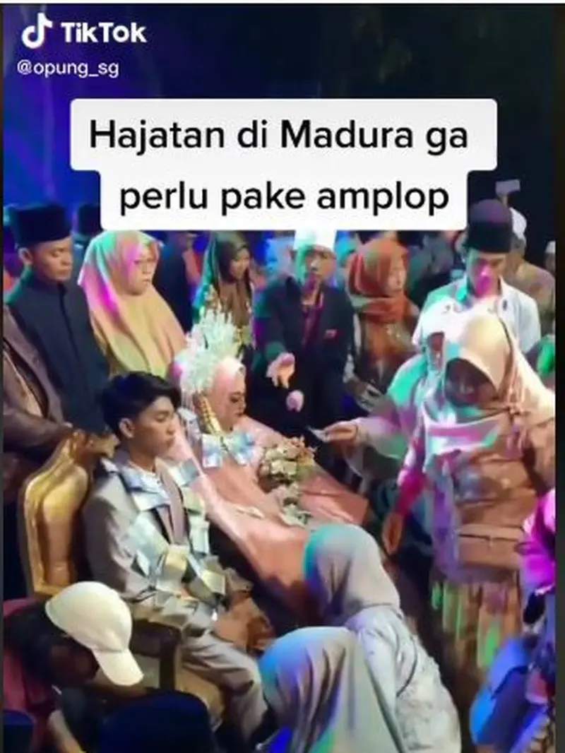 Pasangan Pengantin di Madura Disawer. TikTok/@opung_sg