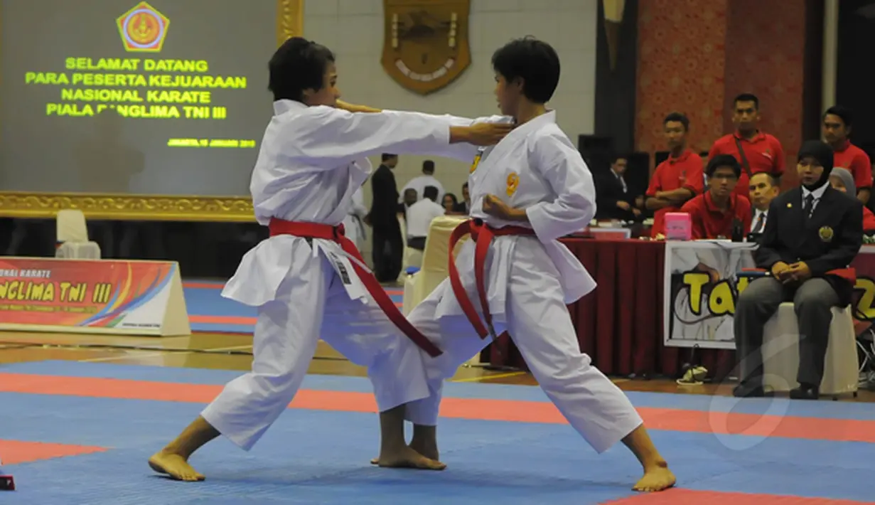  Kejuaraan Nasional Karate Piala Panglima TNI III tahun 2015 digelar di Gor Ahmad Yani Mabes TNI Cilangkap, Jakarta, Kamis (15/1/2015). (Liputan6.com/ Herman Zakharia)