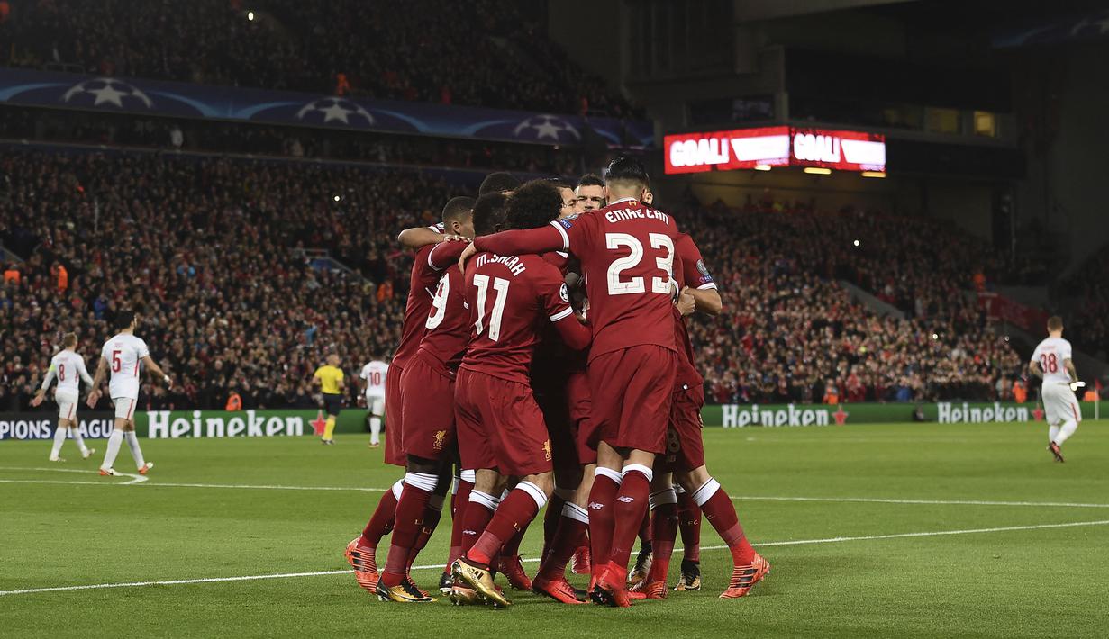 Pemain Liverpool melakukan selebrasi setelah Philippe Coutinho mencetak gol ke gawang Spartak Moscow pada laga Grup E Liga Champions 2022/2023 di Anfield, Liverpool, 6 Desember 2017. The Reds menang dengan skor 7-0. (AFP/Paul Ellis)